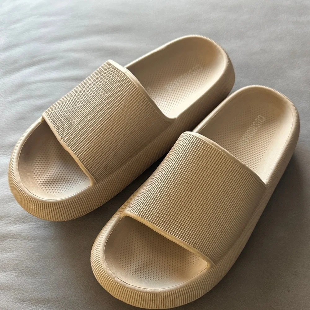 Cushionaire Feather Cloud tan slide sandal. Thick foam. Waterproof. Size 38 (8).